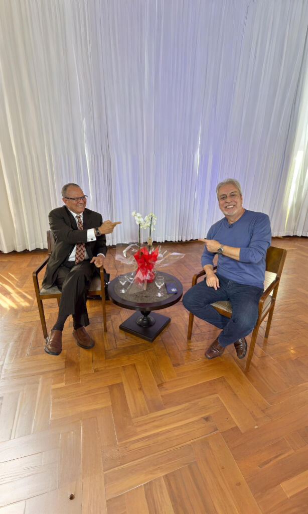 Apresentador Silvio Barbosa durante entrevista no publirio, talk show com convidados em estúdio em um bate-papo descontraído.