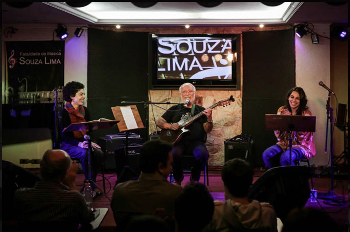 Roberto Menescal tocando guitarra em apresentação