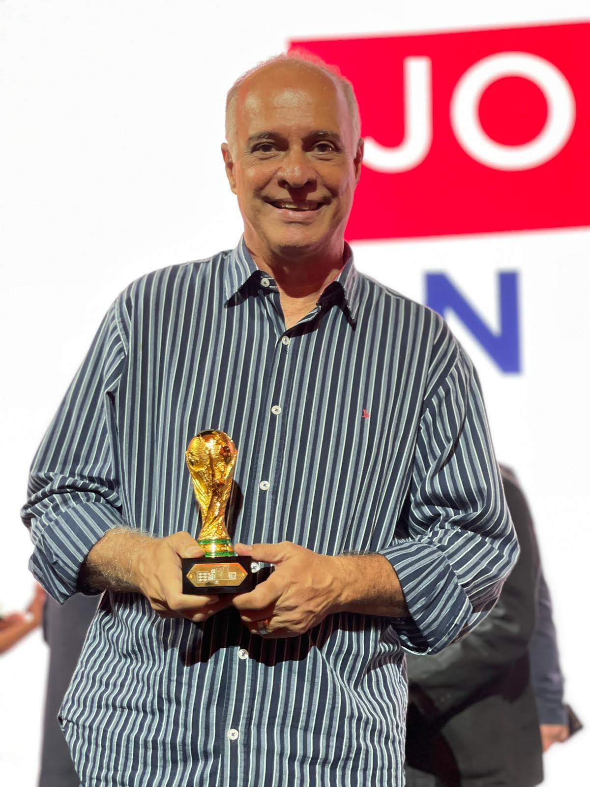 Eraldo Leite recebendo homenagem da FIFA pelas 11 Copas do Mundo transmitidas