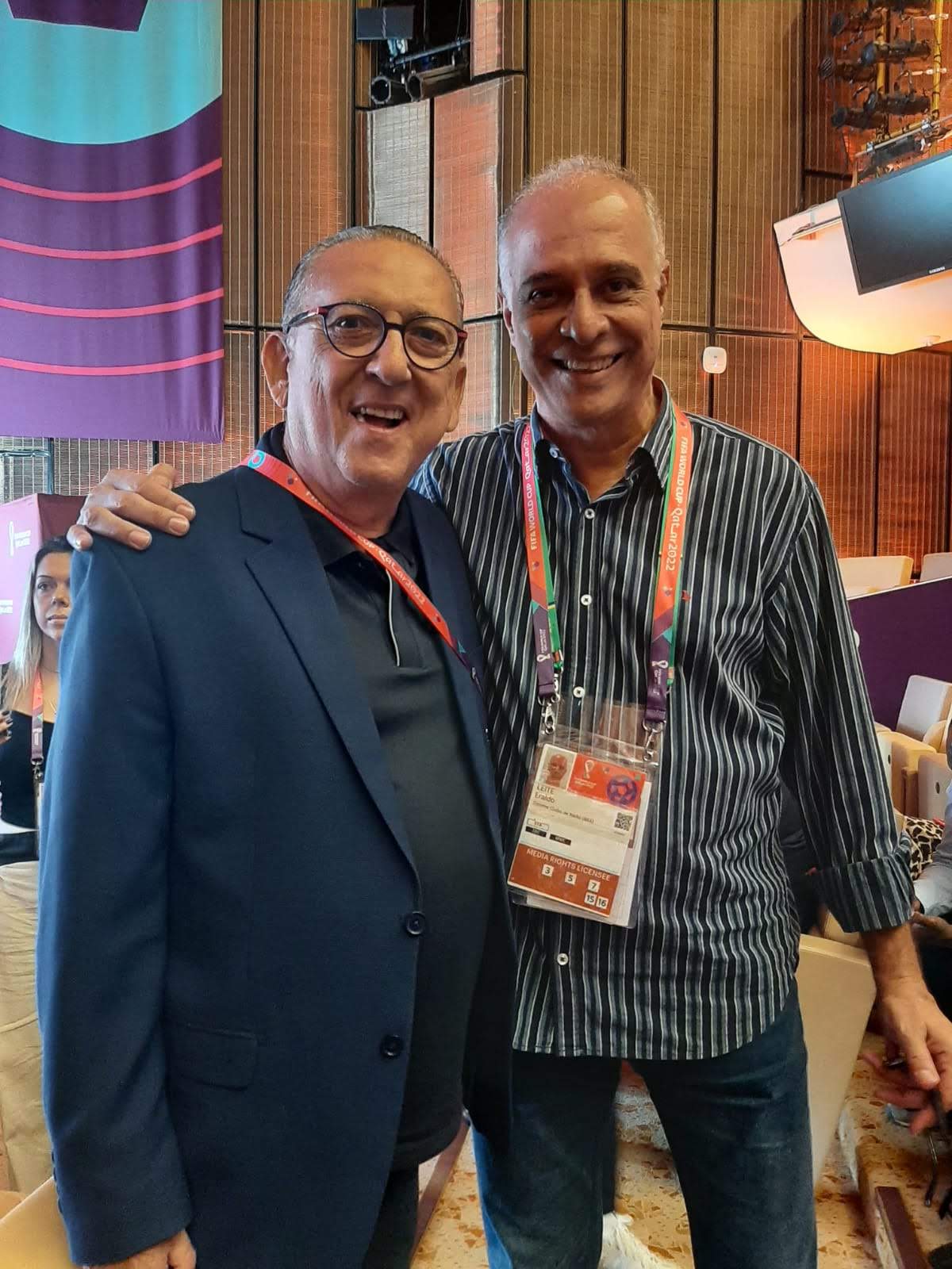 Eraldo Leite e Galvão Bueno durante homenagem da FIFA na Copa do Mundo do Catar