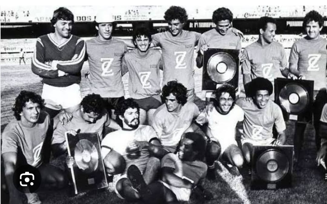 Fagner em comemoração pelos discos de ouro e platina com craques do futebol brasileiro